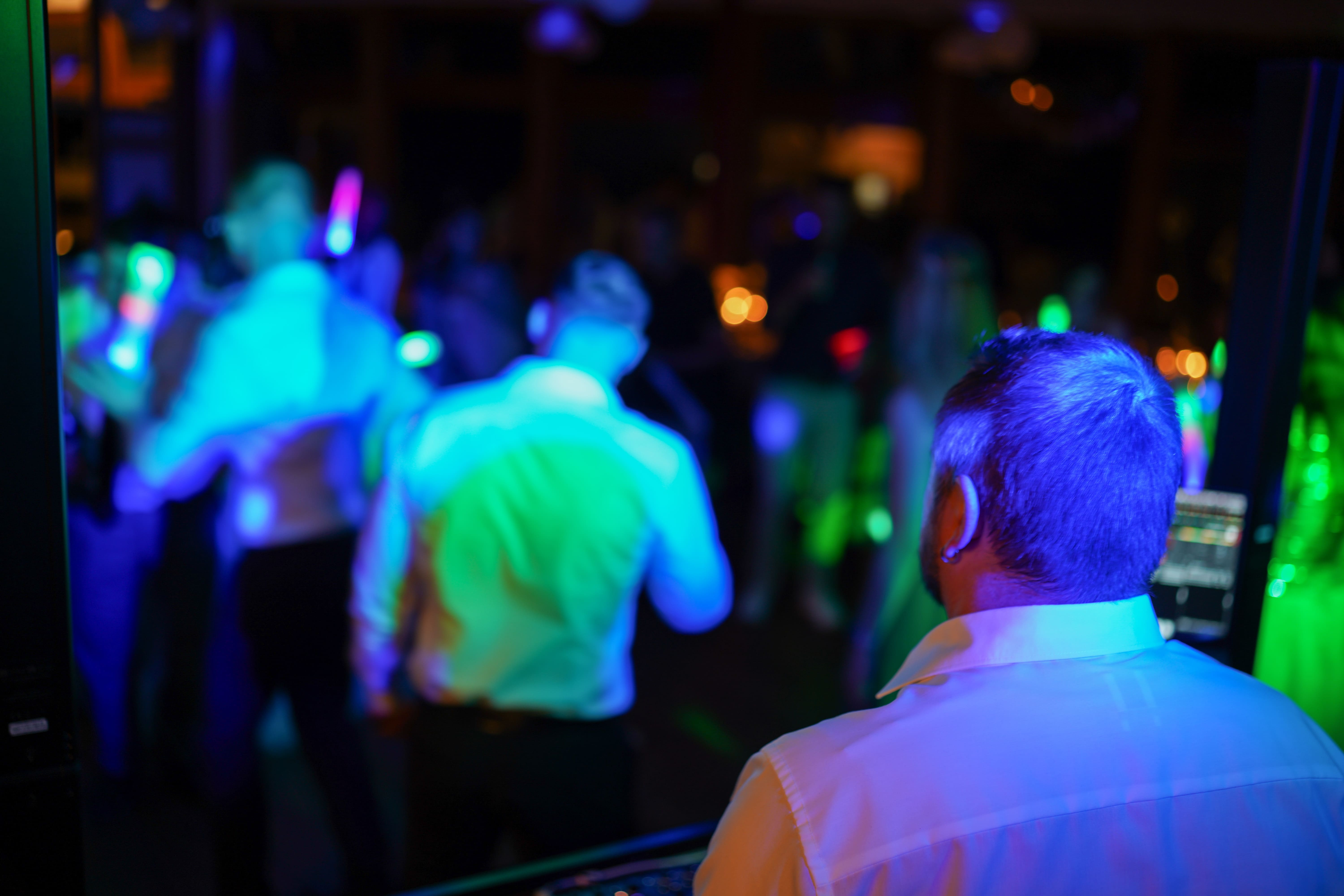 Volle Tanzfläche mit blau-grüner Lichtshow bei einer Hochzeitsparty von DJ Tony Lötzke
